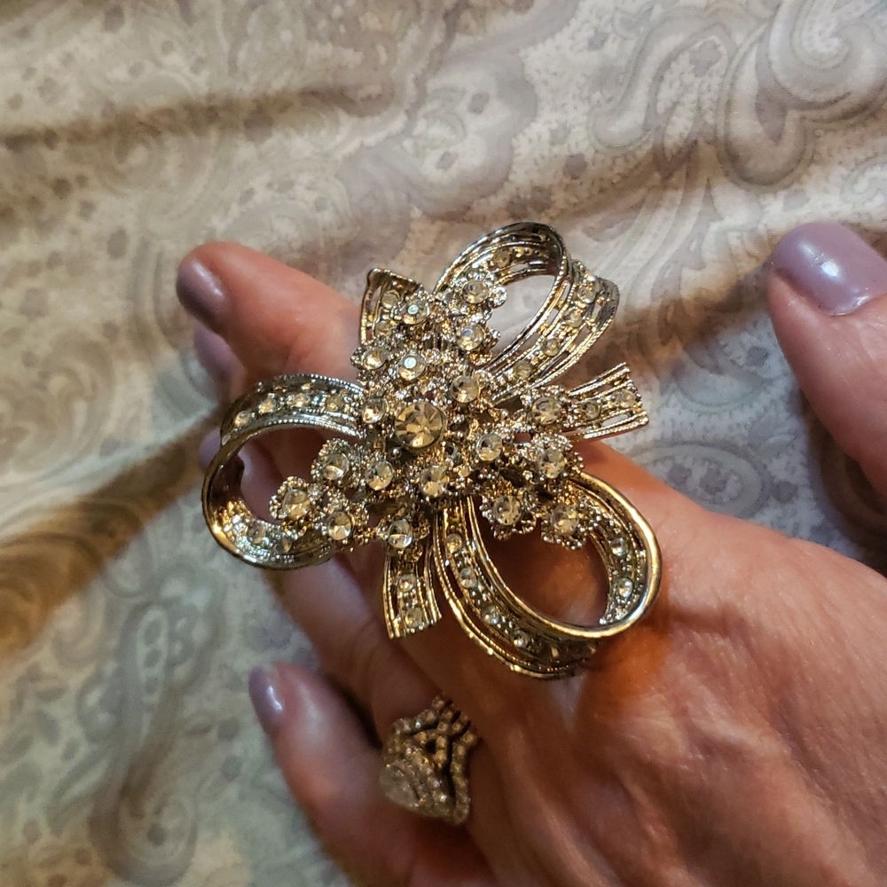 Torrid bow style ring.